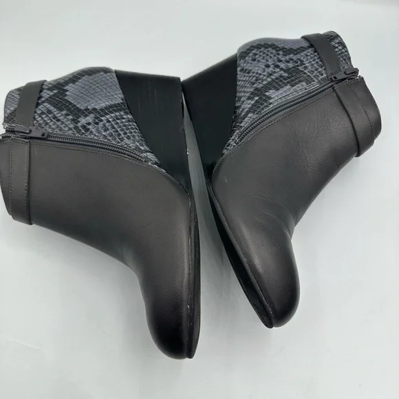 Vionic Boots Womens 8.5 Shasta Ankle Bootie Gray Snake Print Wedge Heels - Picture 7 of 12